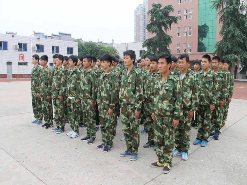 南陽(yáng)工業(yè)學(xué)校新生軍訓(xùn)圖片