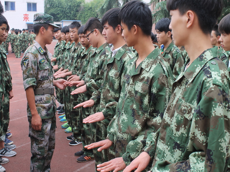 南陽(yáng)工業(yè)學(xué)校新生軍訓(xùn)實(shí)拍