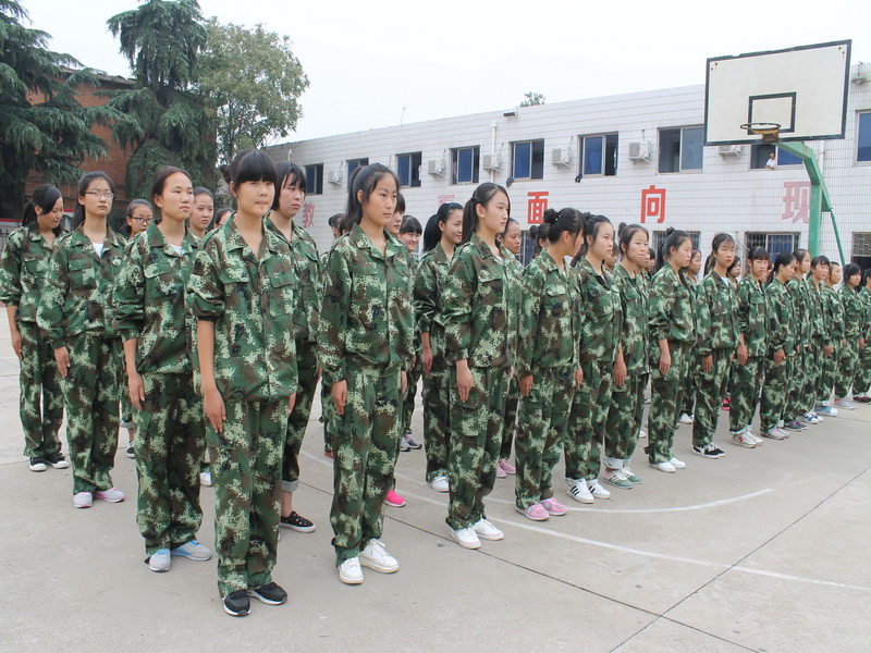 南陽(yáng)工業(yè)學(xué)校軍訓(xùn)