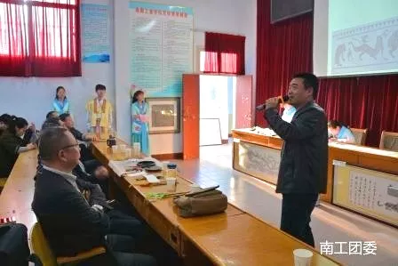 南陽趙長根在南陽工業(yè)學(xué)校講漢畫